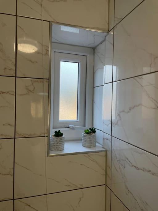 Modern 1 Bed Apartment In The City Centre Of 德比 外观 照片