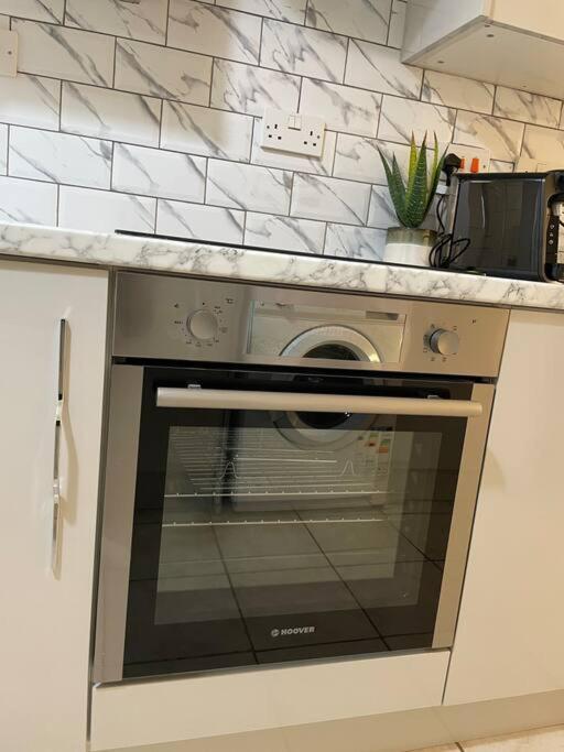 Modern 1 Bed Apartment In The City Centre Of 德比 外观 照片