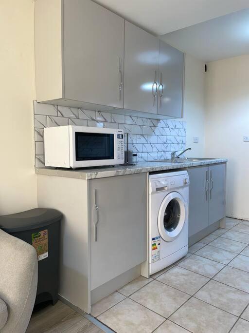 Modern 1 Bed Apartment In The City Centre Of 德比 外观 照片