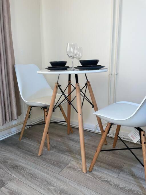 Modern 1 Bed Apartment In The City Centre Of 德比 外观 照片